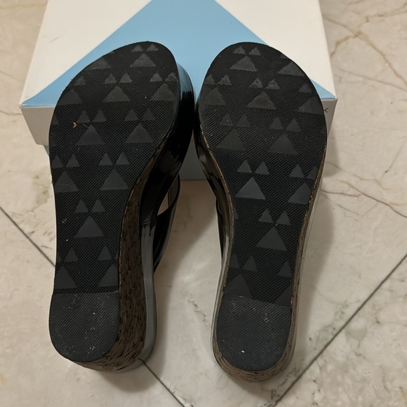 Dani Black Wedge Sandals in Black Patent Leather; Size 7.5 - Picture 5 of 5